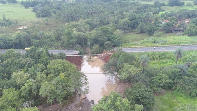 Cratera de 40 metros se abre e interdita totalmente BR-365, em Gurinhatã - Foto: Divulgação/Ecovias do Cerrado