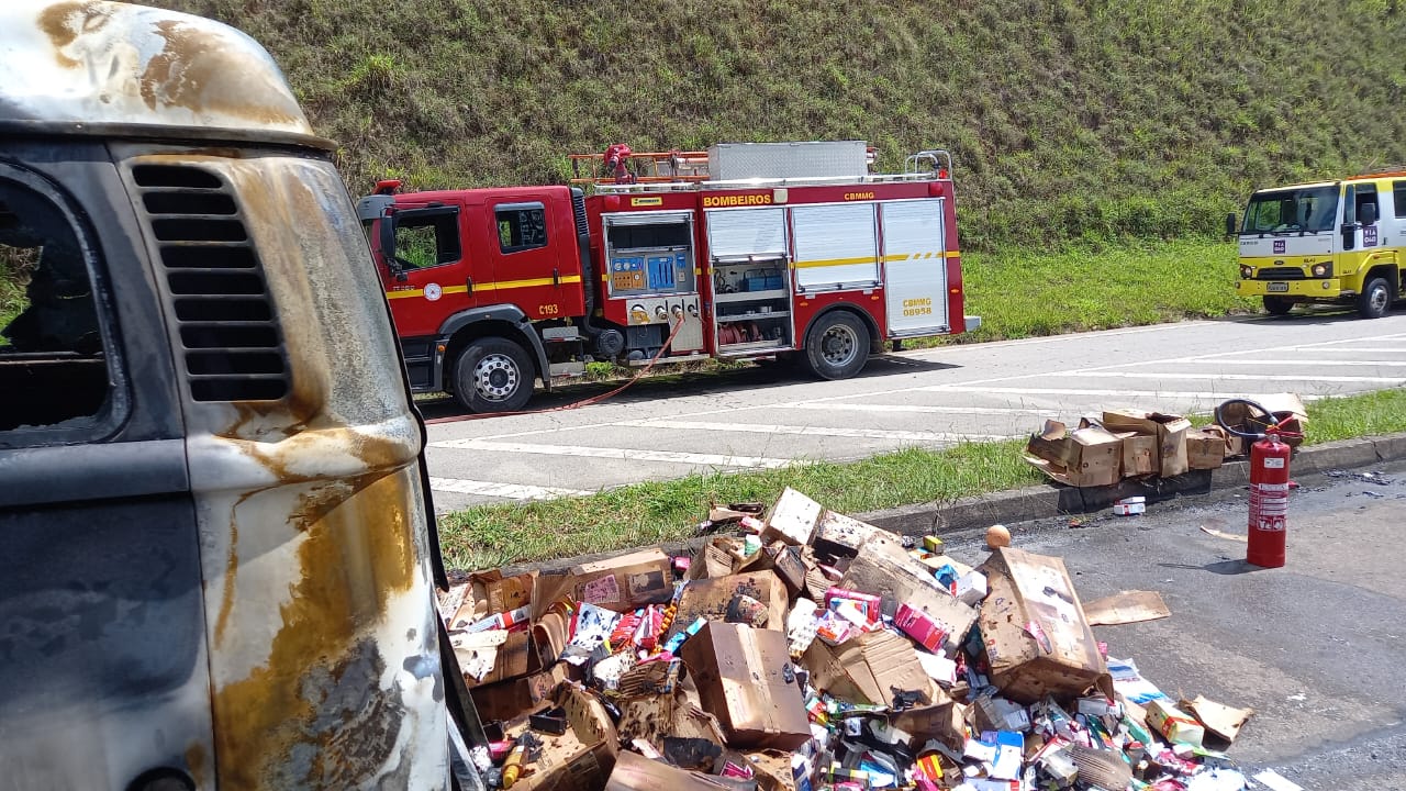 Kombi com remédios e cosméticos fica destruída após pega fogo na BR-040, em Barbacena - Foto: Divulgação/CBMMG