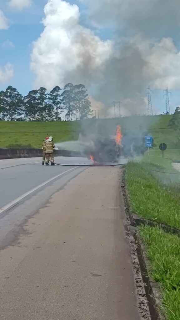 Kombi com remédios e cosméticos fica destruída após pega fogo na BR-040, em Barbacena - Foto: Divulgação/CBMMG