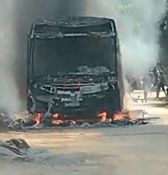 Ônibus é incendiado no bairro São José do Paraopeba, em Brumadinho - Foto: Reprodução