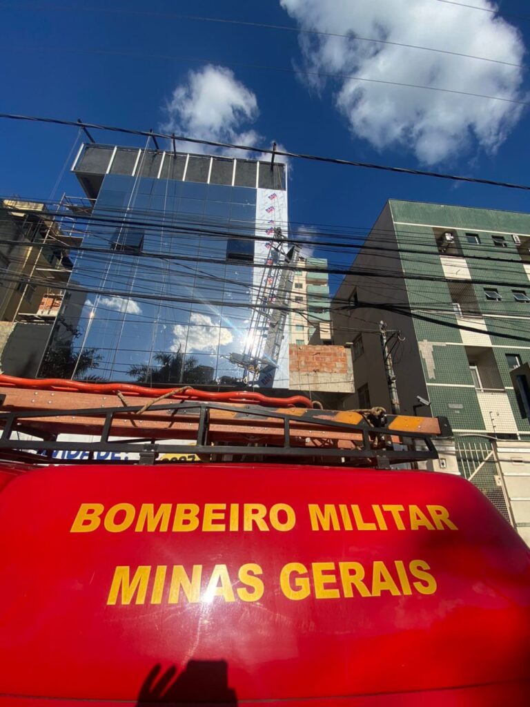 Três pessoas ficam gravemente feridas ao cair de andaime no bairro Castelo, em BH - Foto: Divulgação/CBMMG