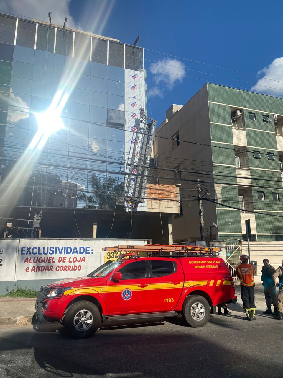 Três pessoas ficam gravemente feridas ao cair de andaime no bairro Castelo, em BH - Foto: Divulgação/CBMMG