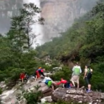 Tromba d’água deixa pessoas ilhadas na Cachoeira do Tabuleiro em Conceição do Mato Dentro - Foto: Divulgação/CBMMG