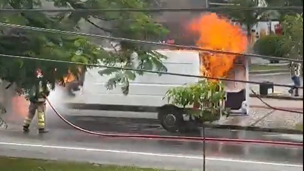 Van pega fogo e complica o trânsito na Avenida Afonso Pena, em BH - Foto: Divulgação