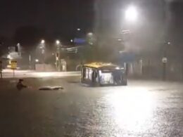 Chuva forte deixa passageiros de ônibus ilhados na Avenida Vilarinho, em BH - Foto: Reprodução