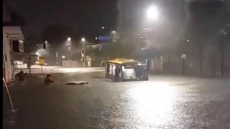 Chuva forte deixa passageiros de ônibus ilhados na Avenida Vilarinho, em BH - Foto: Reprodução