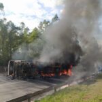 Carreta tomba, pega fogo e interdita totalmente Rodovia Fernão Dias, em Carmo da Cachoeira - Foto: Divulgação/PRF