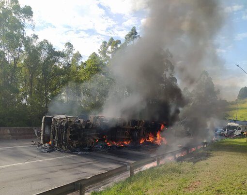 Carreta tomba, pega fogo e interdita totalmente Rodovia Fernão Dias, em Carmo da Cachoeira - Foto: Divulgação/PRF