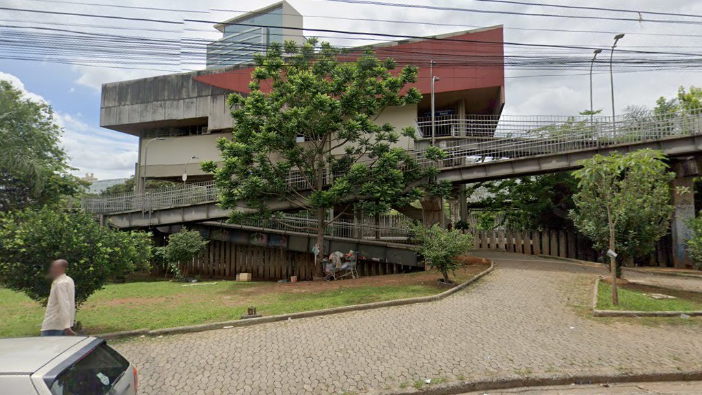 Homem é baleado na passarela do Metrô da Estação Santa Efigênia, em BH - Foto: Reprodução/Google Street View