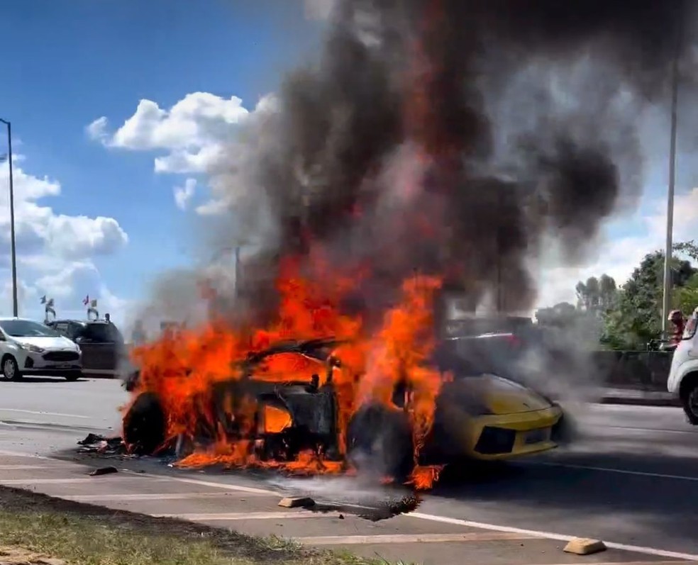 Lamborghini avaliado em R$ 1 milhão pega fogo e fica destruída no bairro Belvedere, em BH - Foto: Reprodução/Redes Sociais