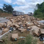 Carreta com dinamites tomba e interdita BR-116, em Itaobim - Foto: Divulgação/PMMG