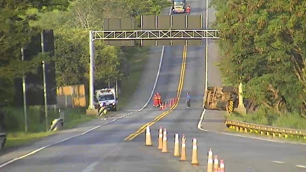 Carreta com combustível tomba e interdita totalmente trecho da BR-262, em Luz - Foto: Divulgação/Triunfo Concebra