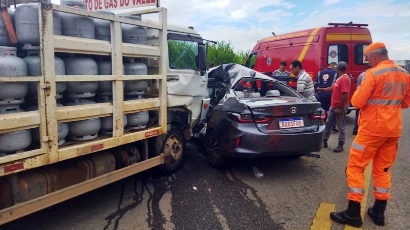 Duas pessoas morrem em acidente entre carro e caminhão na BR-459, em Santa Rita do Sapucaí - Foto: Divulgação/CBMMG