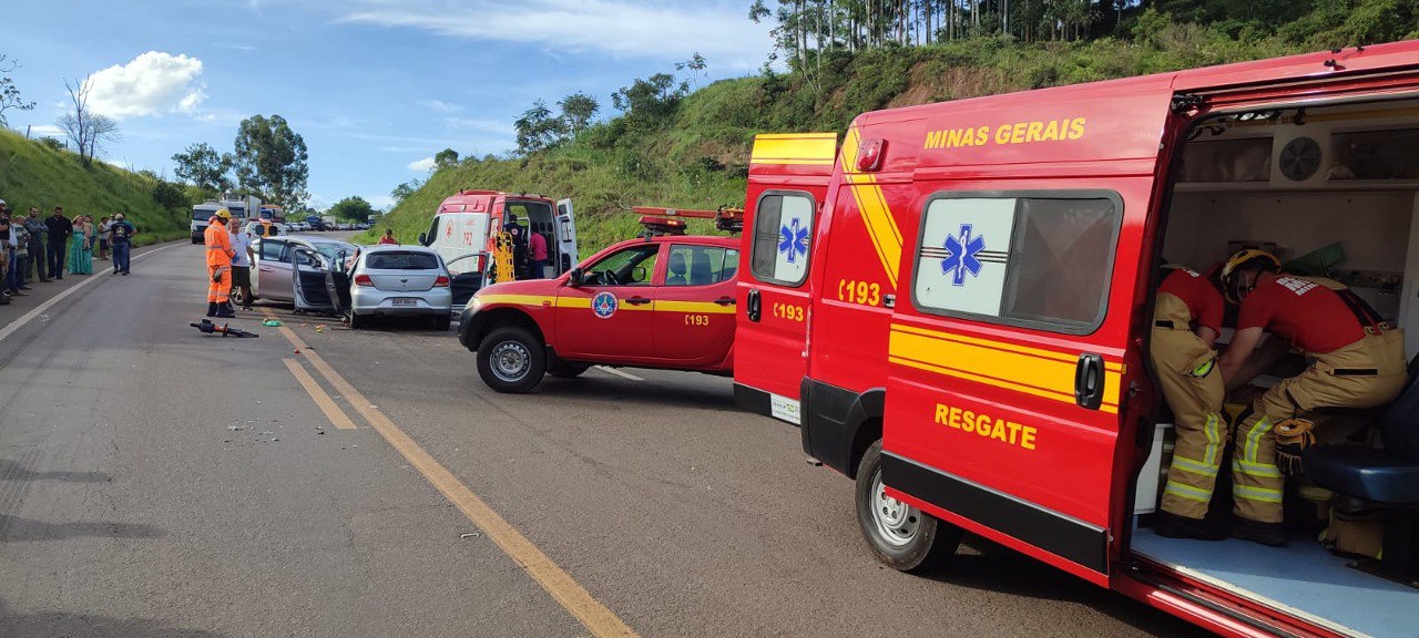 Batida frontal entre carros deixa idosa morta na BR-491, em Alfenas - Foto: Divulgação/Corpo de Bombeiros