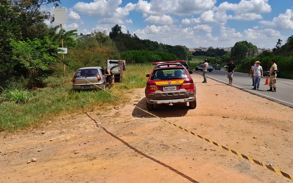 Pai e filho ficam feridos em acidente entre carro e moto na BR-491, em Elói Mendes - Foto: Divulgação/Corpo de Bombeiros