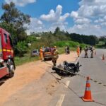 Pai e filho ficam feridos em acidente entre carro e moto na BR-491, em Elói Mendes - Foto: Divulgação/Corpo de Bombeiros