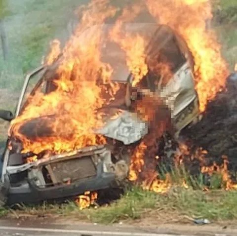 Motorista morre carbonizado após acidente entre carro e ônibus na LMG-850, em Ubá - Foto: Reprodução