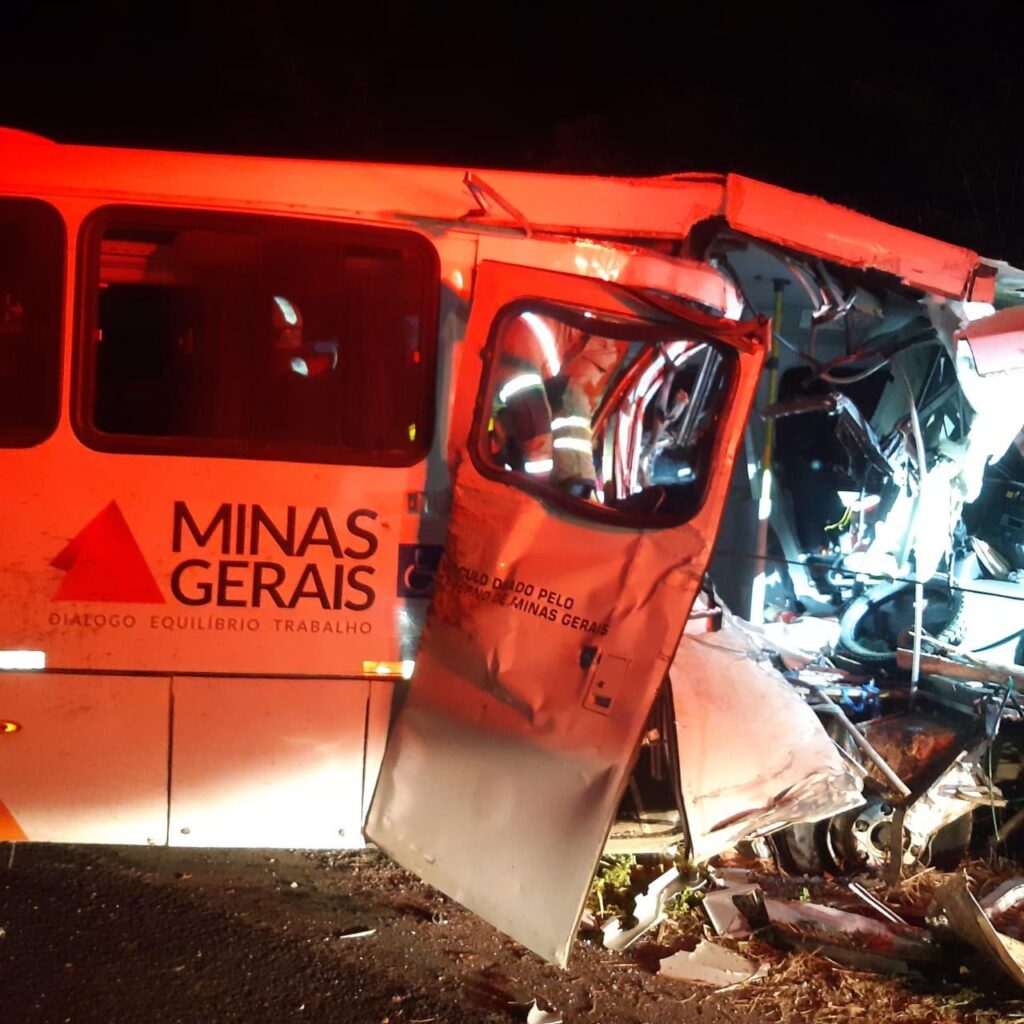 Duas pessoas morrem e oito ficam feridas em acidente com micro-ônibus na MG-401, em Janaúba - Foto: Divulgação/CBMMG