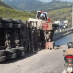 Carreta com energético tomba e interdita pista da Rodovia Fernão Dias, em Carmo da Cachoeira - Foto: Reprodução/Redes Sociais