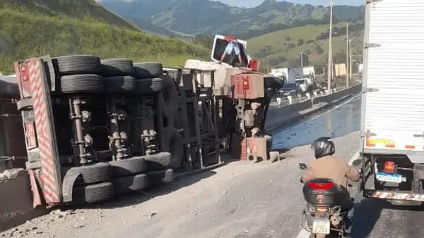 Carreta com energético tomba e interdita pista da Rodovia Fernão Dias, em Carmo da Cachoeira - Foto: Reprodução/Redes Sociais