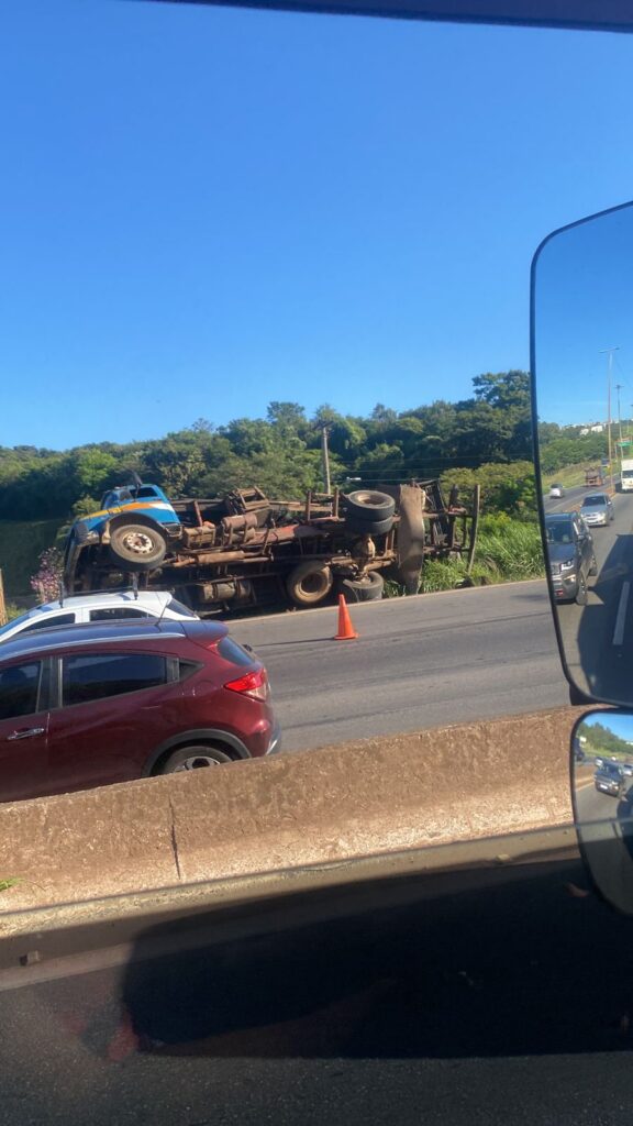 Caminhão tomba e interdita parcialmente trecho do Anel Rodoviário, em BH - Foto: Reprodução