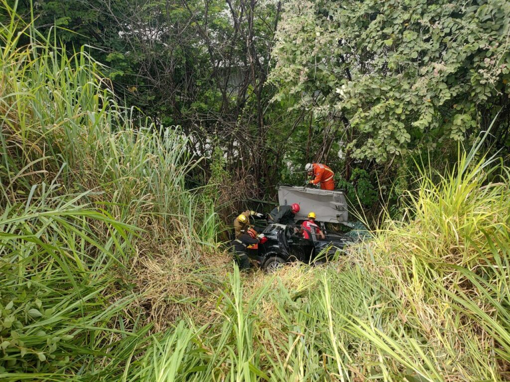 Carro cai em ribanceira no Anel Rodoviário e motorista fica presa às ferragens - Foto: Divulgação/CBMMG