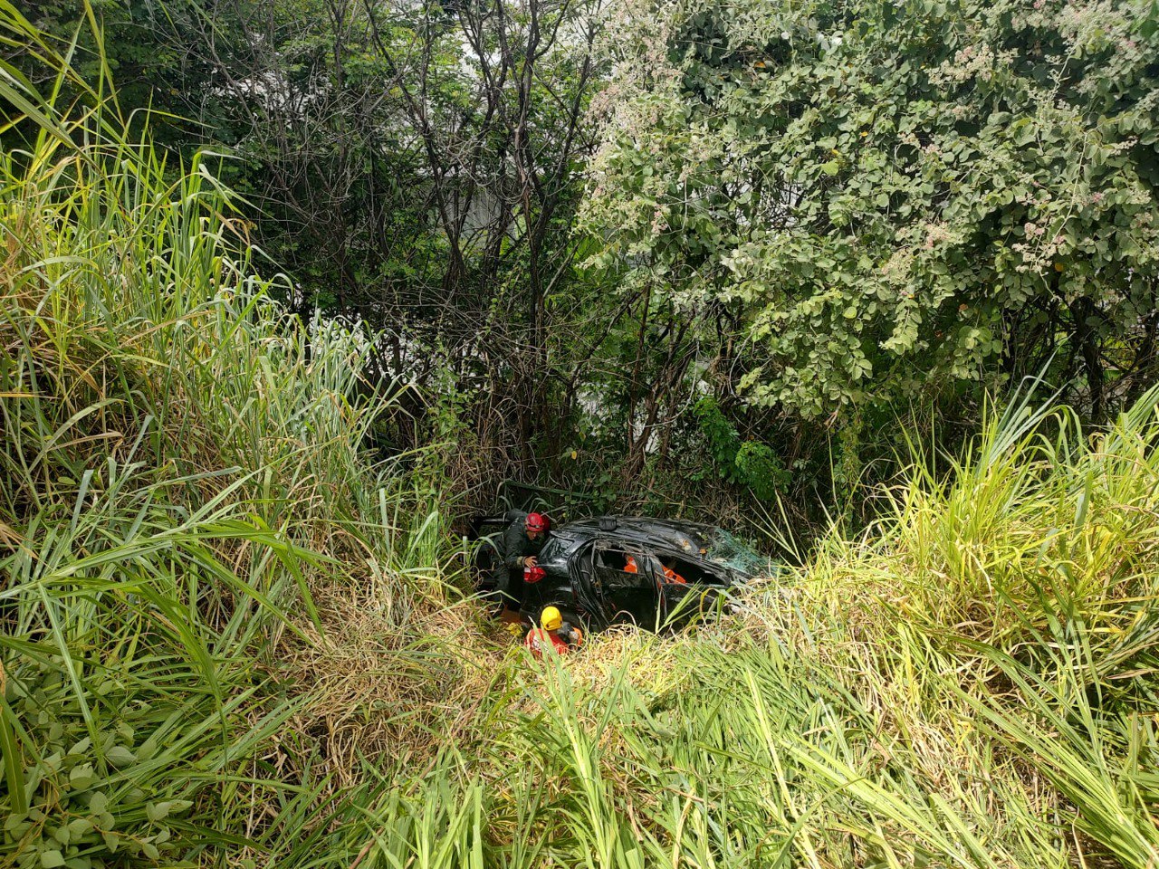 Carro cai em ribanceira no Anel Rodoviário e motorista fica presa às ferragens - Foto: Divulgação/CBMMG