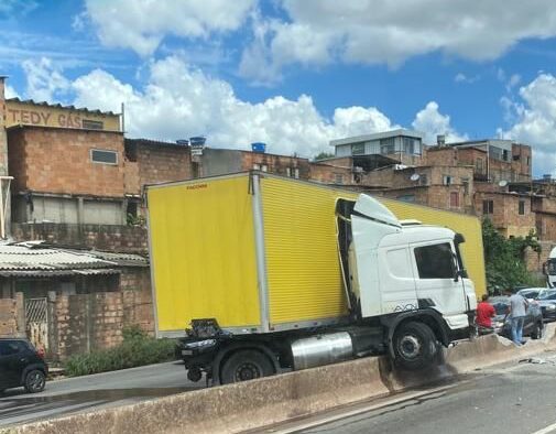 Carreta bate na mureta de proteção, fica em 'L' na e complica trânsito no Anel Rodoviário, em BH - Foto: Reprodução/Redes Sociais