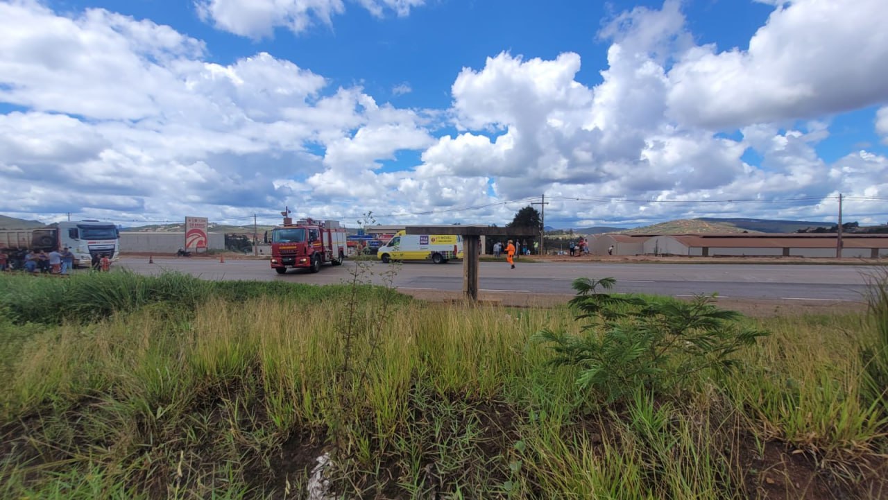 Polícia investiga morte de criança atingida por roda de caminhão na BR-040, em Nova Lima - Foto: Divulgação/CBMMG