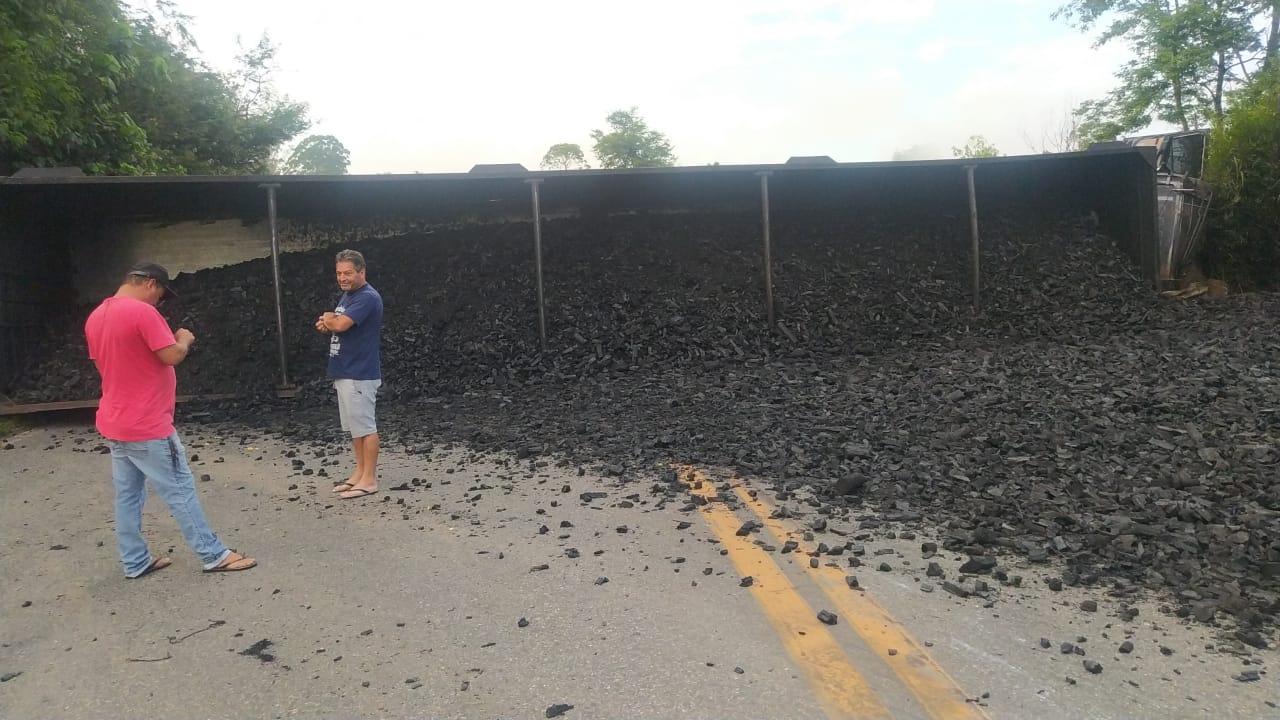 Carreta com carvão tomba e interdita totalmente BR-040, em Santos Dumont - Foto: Reprodução