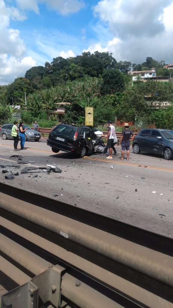 Batida frontal entre carros deixa vítimas e interdita BR-040, em Conselheiro Lafaiete - Foto: Reprodução/Por Dentro de Minas