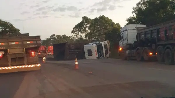 Carreta com minério tomba e interdita pista BR-040, em Itabirito - Foto: Reprodução/Redes Sociais