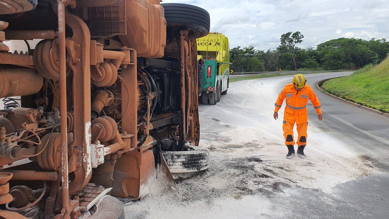 Carreta com calcário tomba e interdita parcialmente trânsito na BR-050, em Araguari - Foto: Divulgação/Corpo de Bombeiros