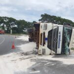 Carreta com calcário tomba e interdita parcialmente trânsito na BR-050, em Araguari - Foto: Divulgação/Corpo de Bombeiros