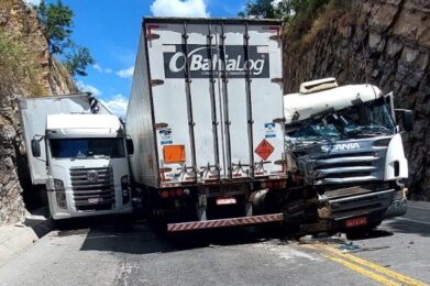 Carretas e caminhão ficam entalados em paredão de pedra na BR-251, em Salinas - Foto: Divulgação/CBMMG