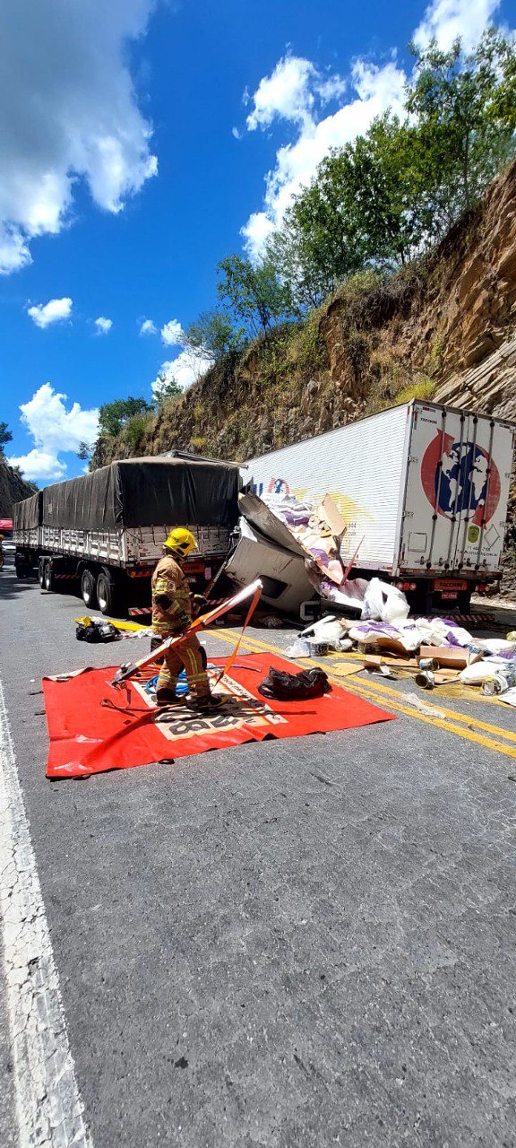 Carretas e caminhão ficam entalados em paredão de pedra na BR-251, em Salinas - Foto: Divulgação/CBMMG