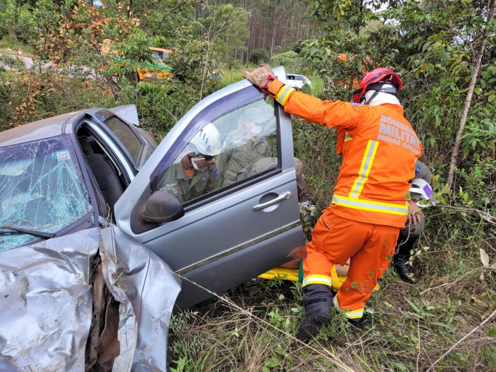 Jovem fica gravemente ferida após carro capotar na BR-356, em Itabirito - Foto: Divulgação/Brigada Municipal de Itabirito