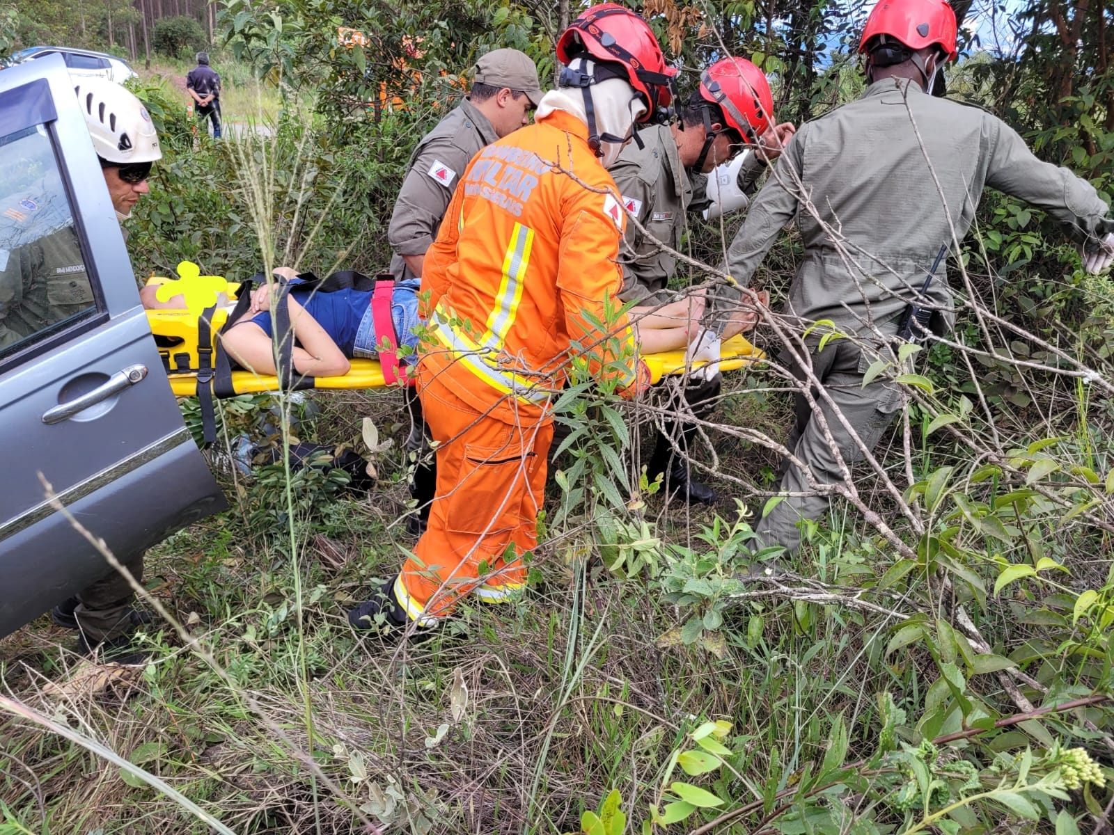 Jovem fica gravemente ferida após carro capotar na BR-356, em Itabirito - Foto: Divulgação/Brigada Municipal de Itabirito