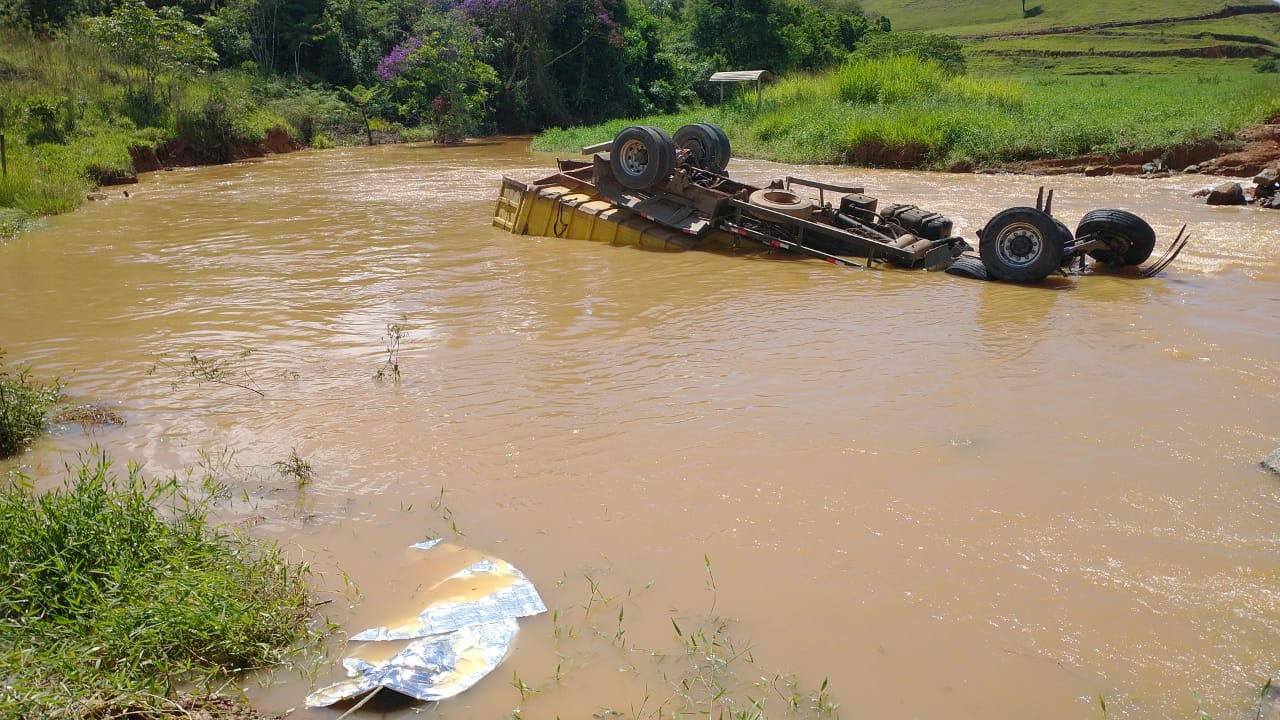 Motorista morre após caminhão cair de ponte na BR-356, em Muriaé 1 Motorista morre após caminhão cair de ponte na BR-356, em Muriaé - Foto: Divulgação/CBMMG
