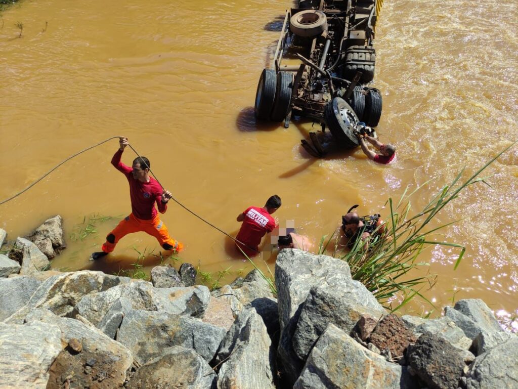 Motorista morre após caminhão cair de ponte na BR-356, em Muriaé - Foto: Divulgação/CBMMG