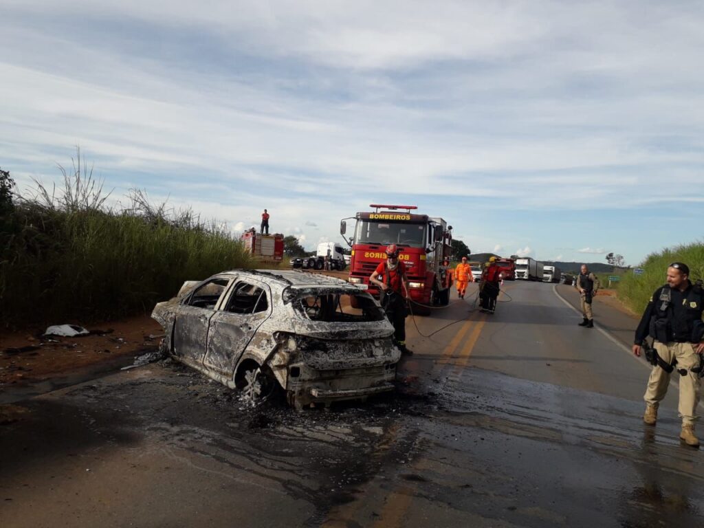 Casal é retirado de carro em chamas após acidente na BR-365, em Patos de Minas - Foto: Divulgação/CBMMG