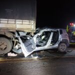 Idosos ficam feridos após carro bater na traseira de carreta na BR-365, em Ituiutaba - Foto: Divulgação/Corpo de Bombeiros