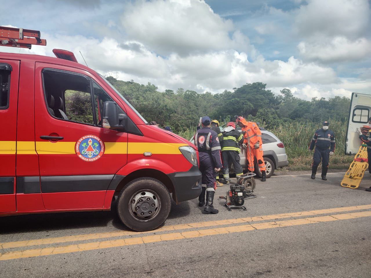 Idoso fica ferido após acidente entre carro e carreta na BR-381, em Santana do Paraíso - Foto: Divulgação/CBMMG