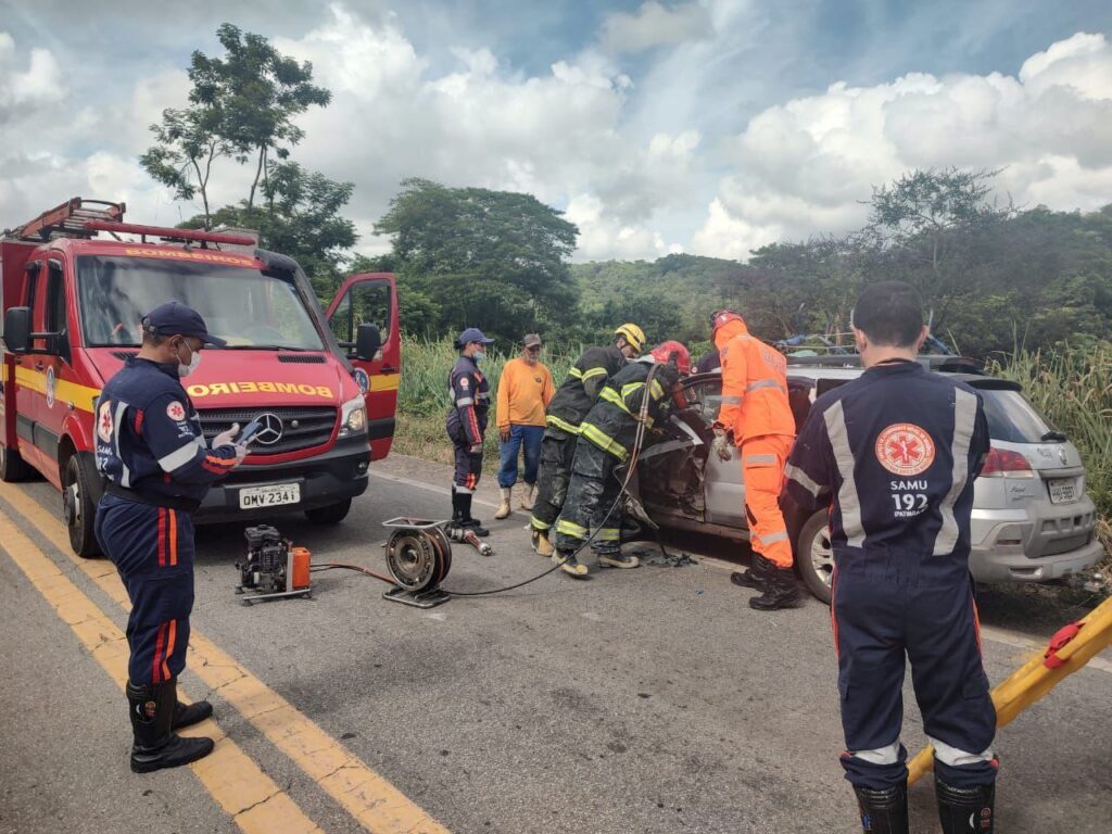 Idoso fica ferido após acidente entre carro e carreta na BR-381, em Santana do Paraíso - Foto: Divulgação/CBMMG