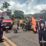 Idoso fica ferido após acidente entre carro e carreta na BR-381, em Santana do Paraíso - Foto: Divulgação/CBMMG