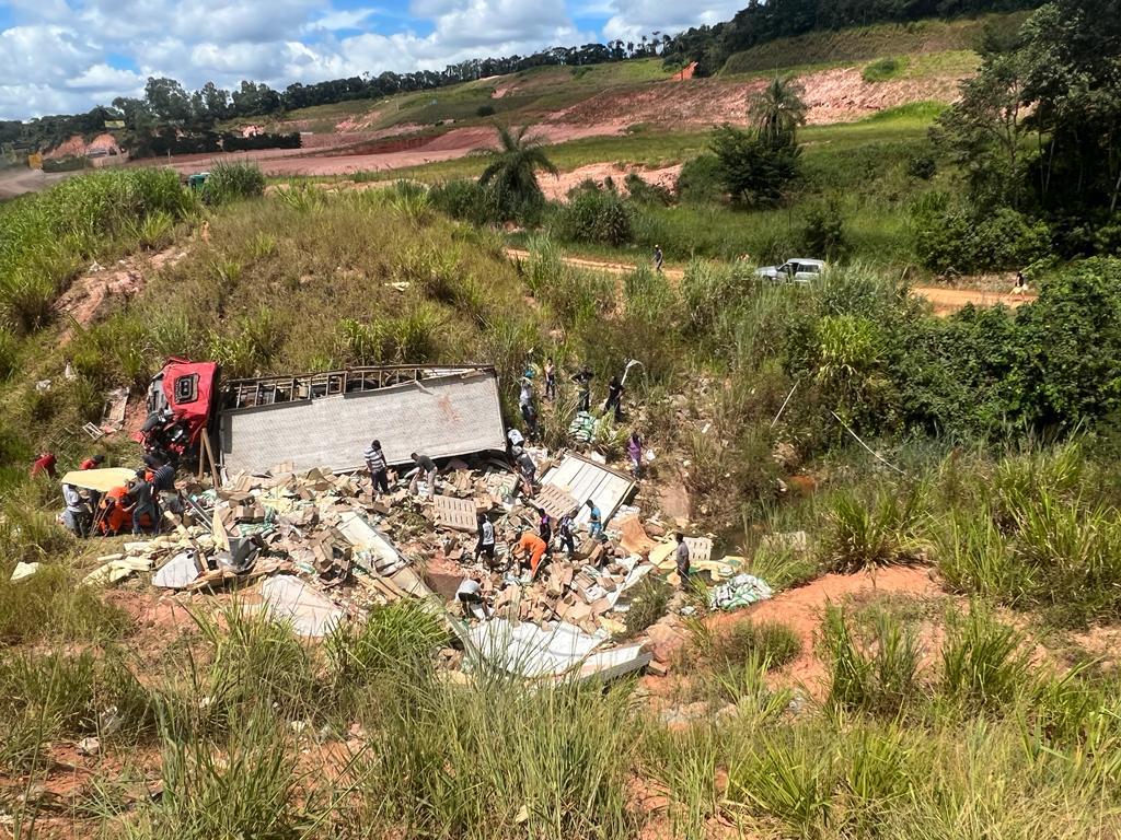 Duas pessoas ficam gravemente ferida após caminhão capotar na BR-381, em Bom Jesus do Amparo - Foto: Divulgação