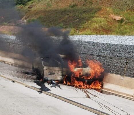 Motorista morre carbonizado após bater carro na mureta da BR-381, em Bom Jesus do Amparo - Foto: Reprodução/Redes Sociais