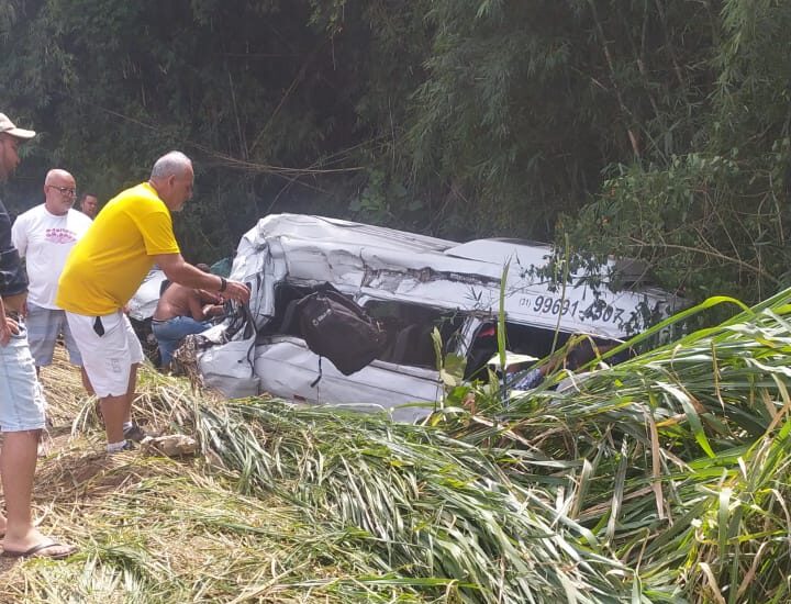 Acidente grave com van mobiliza equipes de socorro na BR-381, em Nova Era - Foto: Reprodução