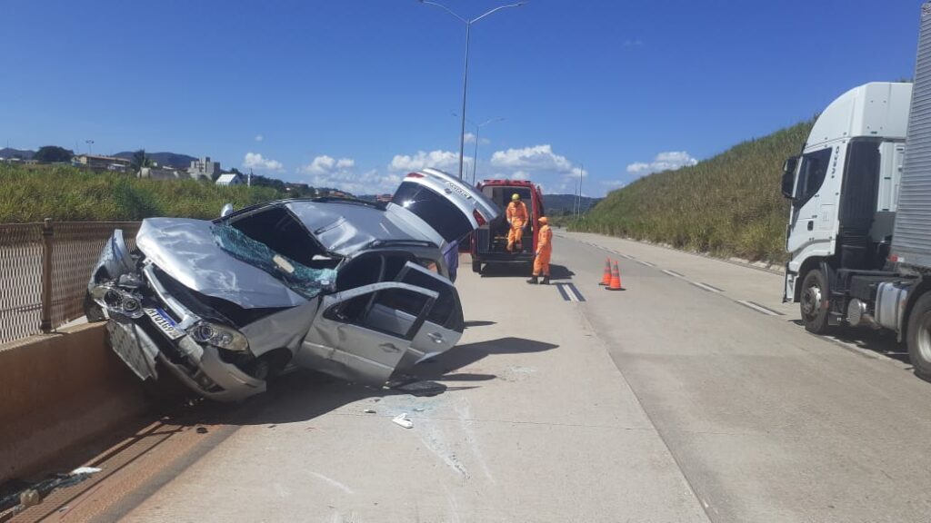 Mãe e filho ficam feridos em acidente de carro na BR-381, em Nova União - Foto: Divulgação/CBMMG