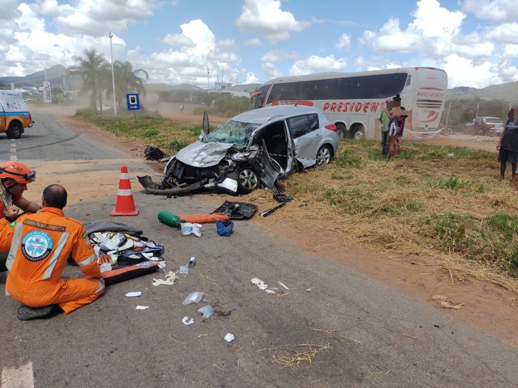 Duas pessoas ficam feridas após colisão frontal entre carros na BR-381, em Sabará - Foto: Divulgação/Corpo de Bombeiros